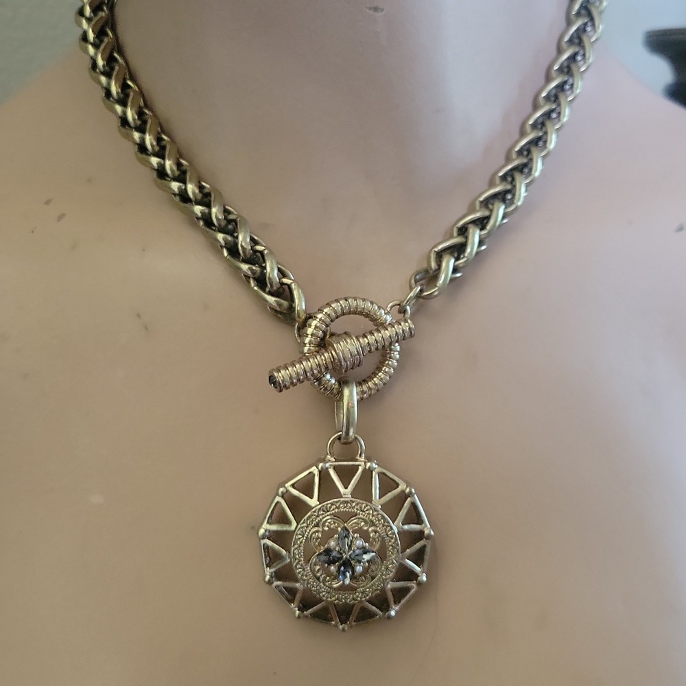 Vintage Gold‎ Tone Filigree Medallion Toggle Necklace 18 Inch Victorian 90s